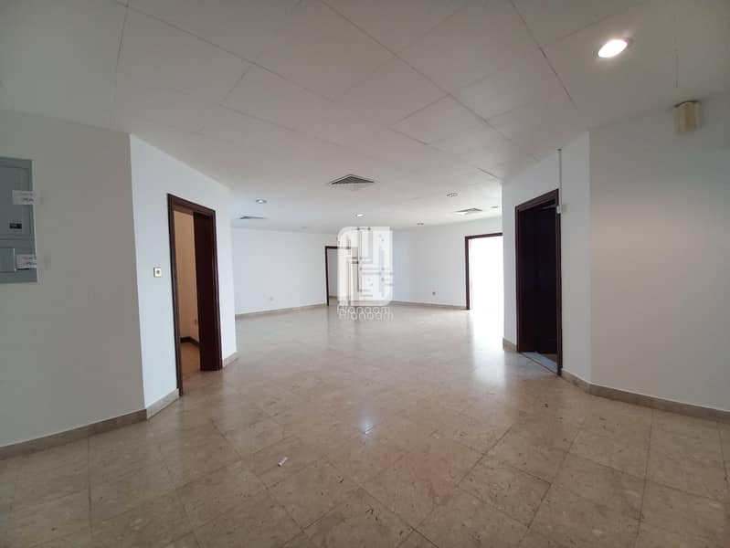 شقة في شارع الكورنيش 4 غرف 150000 درهم - 5423414