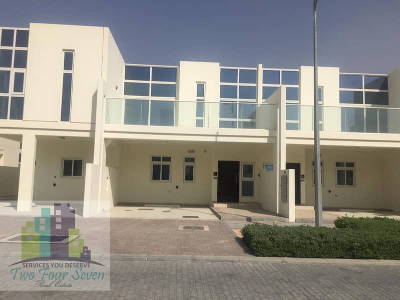 6 BEAUTIFUL MIDDLE UNIT 3BED+M FULLY FURNISHED
