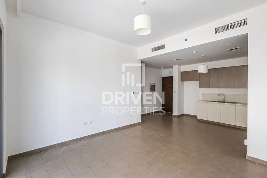Well-kept and Bright Unit with Pool View Well-kept and Bright Unit with Pool View
