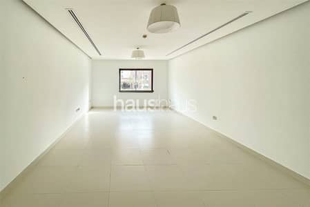 3 Bedroom Townhouse for Sale in Palm Jumeirah, Dubai - Vacant on Transfer | Huge Townhouse | High ROI