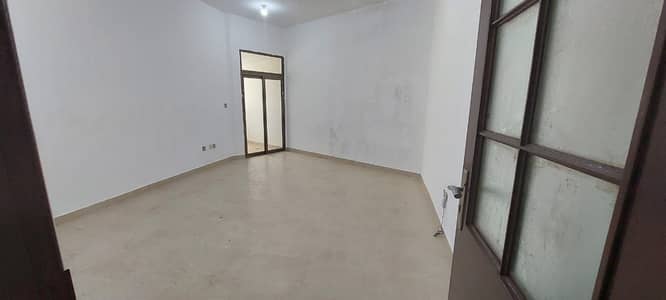 شقة 3 غرف نوم للايجار في شارع حمدان، أبوظبي - شقة في شارع حمدان 3 غرف 65000 درهم - 7267692