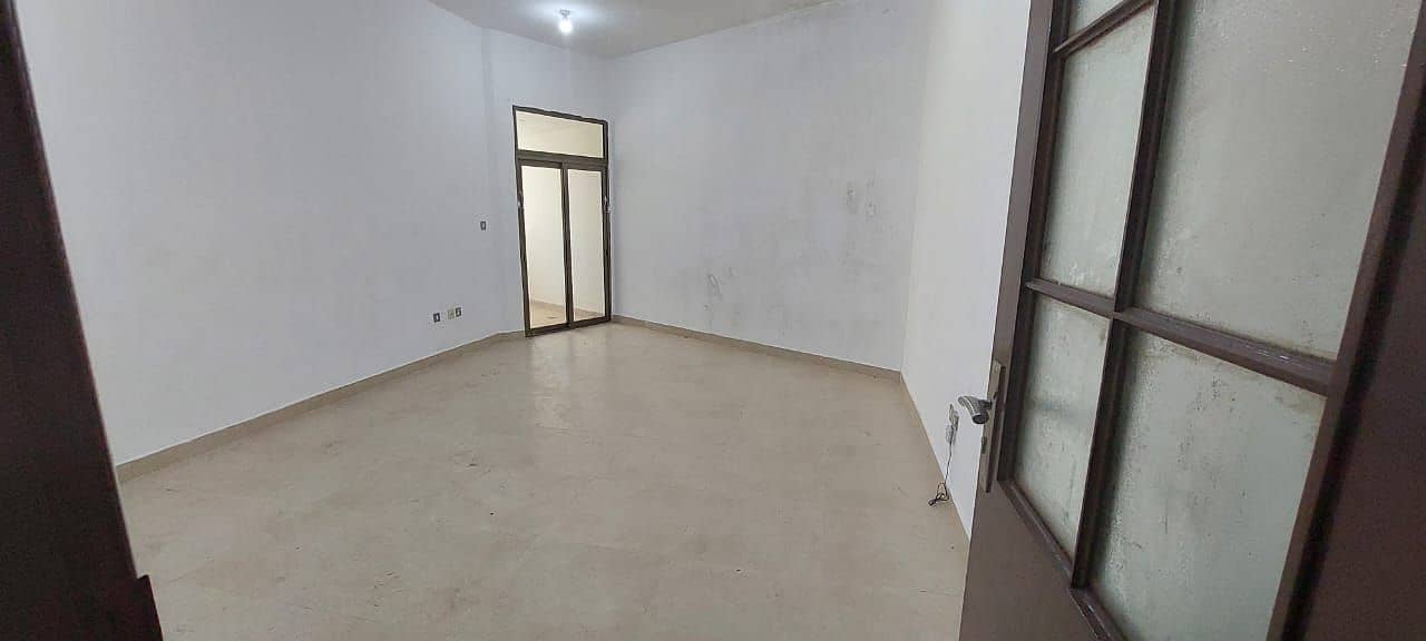 شقة في شارع حمدان 3 غرف 65000 درهم - 7267692
