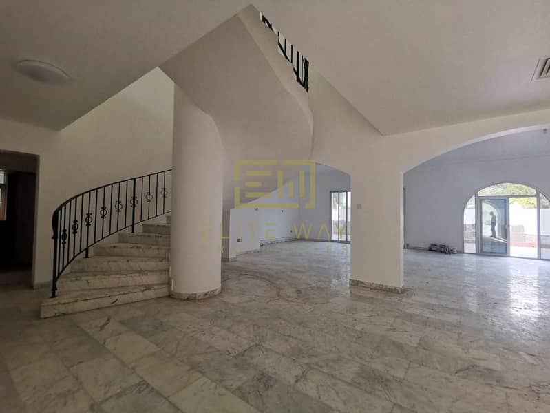 3 renovated 4-Bedroom villa in cornich Al Khalidiya !!!