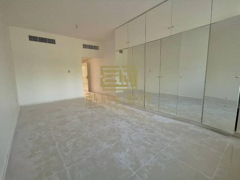 4 renovated 4-Bedroom villa in cornich Al Khalidiya !!!