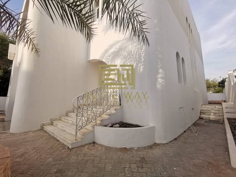 22 renovated 4-Bedroom villa in cornich Al Khalidiya !!!
