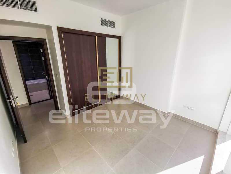 4 Luxurious apartment in a new building on Sheikh Khalifa Street