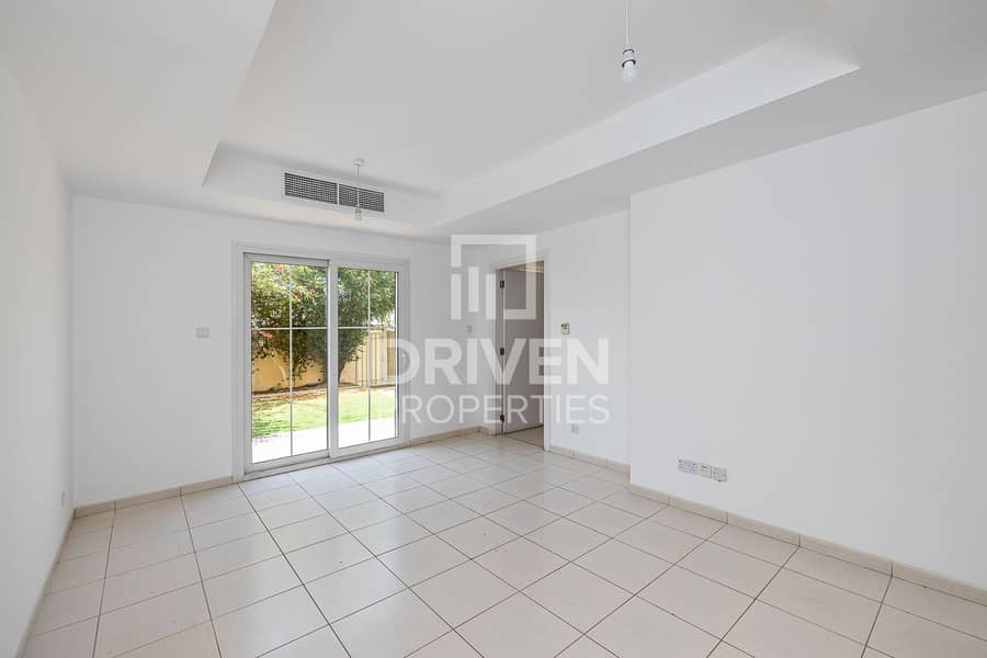Cozy and Well-kept Townhouse | Single Row Cozy and Well-kept Townhouse | Single Row