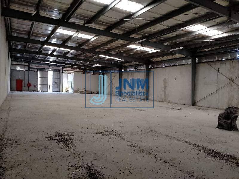 6 6600 Sq-ft insolated warehouse for rent in al quoz