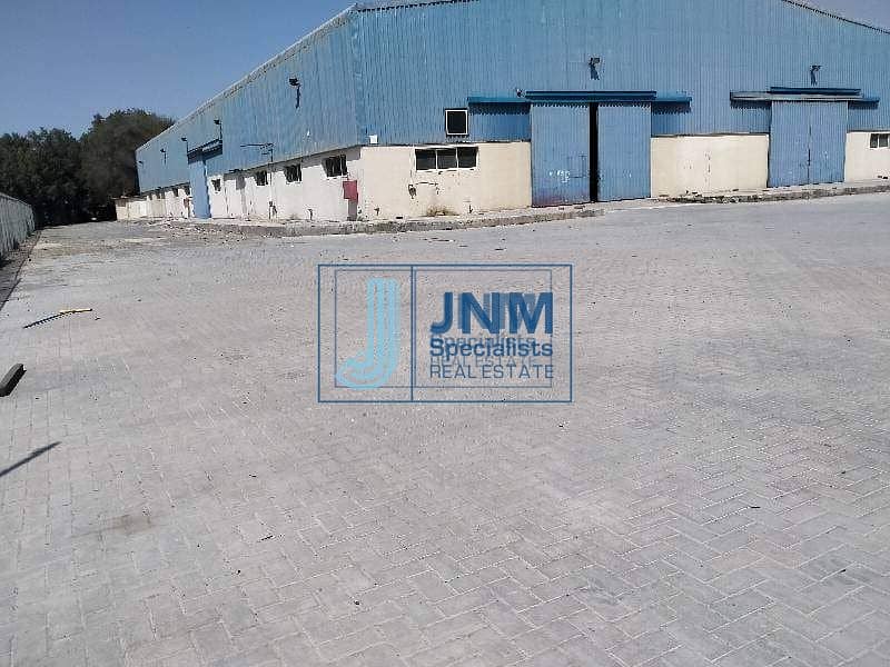 4 warehouse with commercial Land for Rent in al quoz