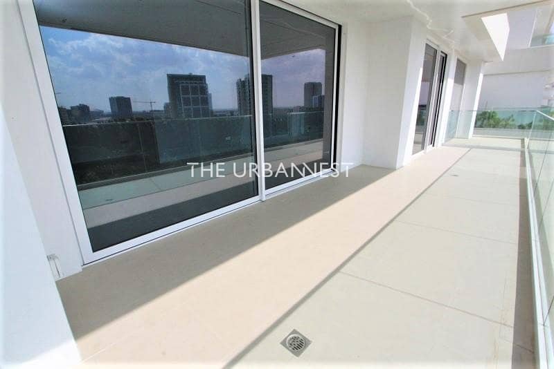 11 Vacant | Spacious and Bright 1 Bed Flat w Balcony
