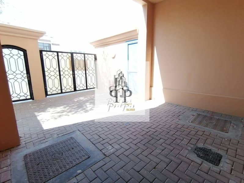 Spacious Villa  4 bedroom hall with maids rooms Parking Lawn