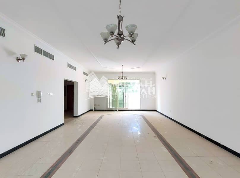 Spacious 5 Bedroom Villa in Jumeirah: with Private Garden space