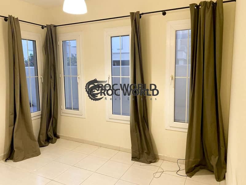 4 Single Row Villa in Front of Park & Pool