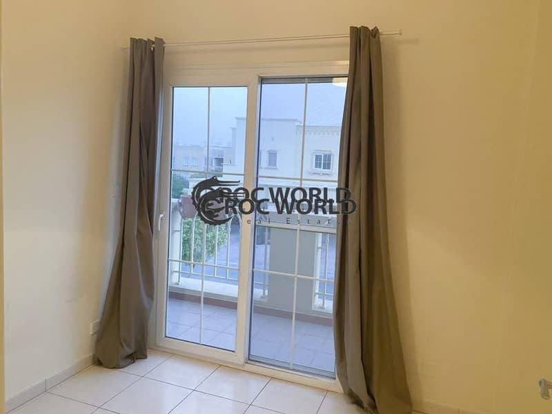 6 Single Row Villa in Front of Park & Pool