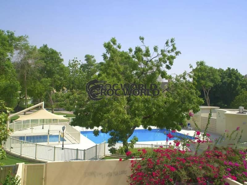 11 Single Row Villa in Front of Park & Pool