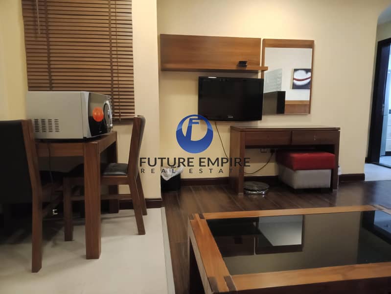 10 NO COMMISSION / Chiller free fully furnished Studio , appliances closed kitchen, gym pool parking free