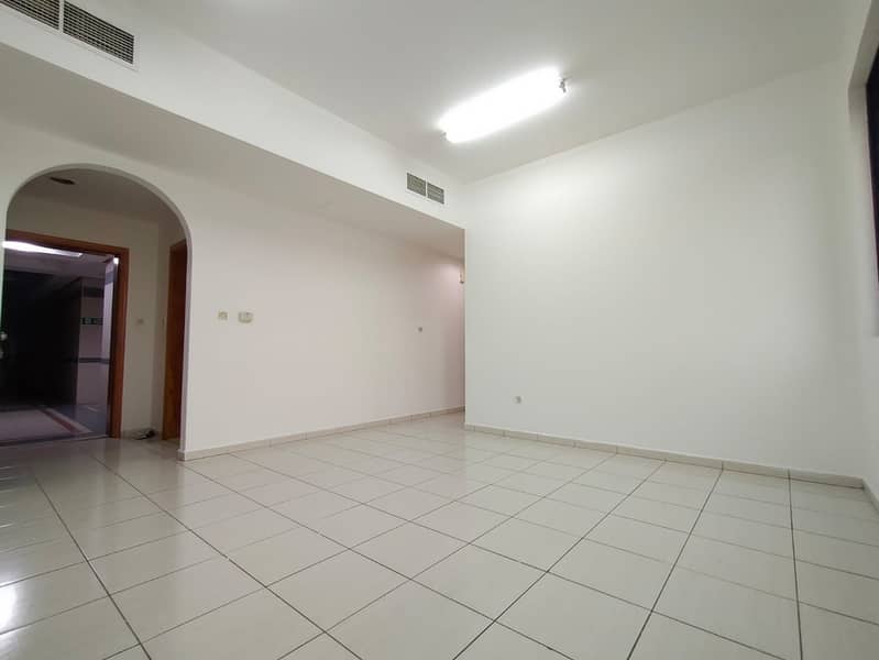شقة في شارع النجدة 1 غرفة 40000 درهم - 6721241