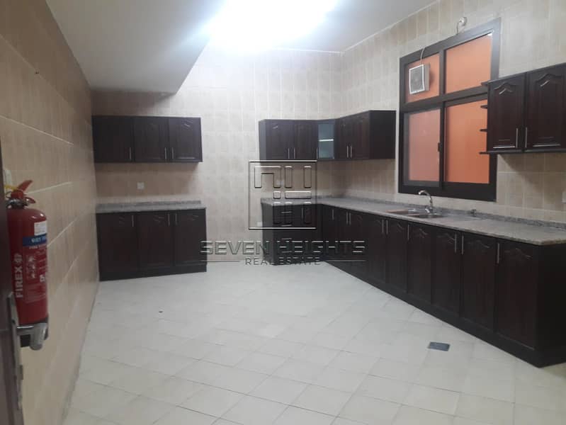 17 Big and nice 4br Villa  with maids room  in Khalifa park