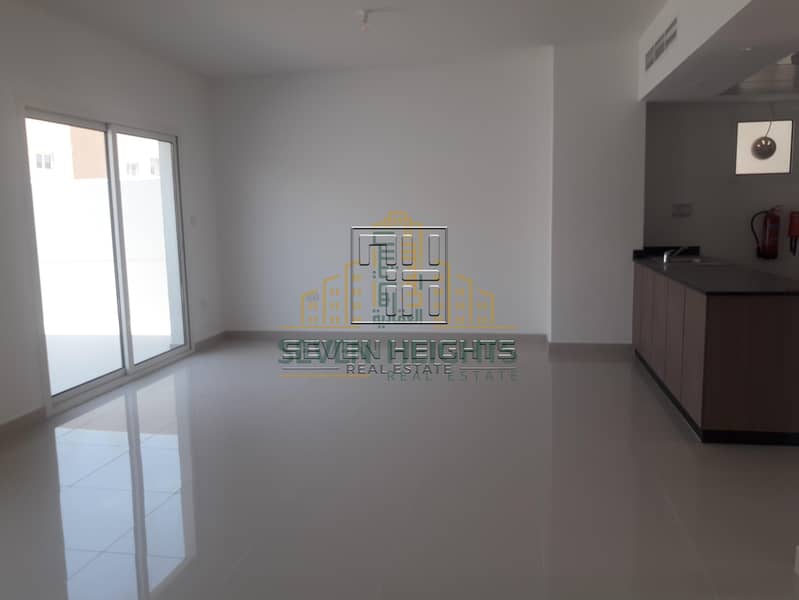 Nice and big 3br Villa in al Reef 2 al samha with madis room