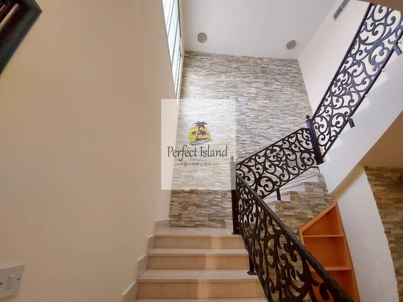 28 Modern Corner Villa | Private Entrance | Balcony