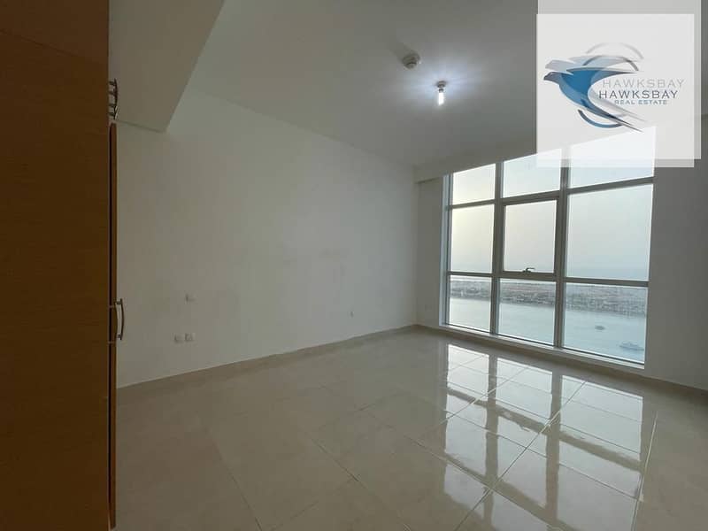 شقة في شارع الكورنيش 2 غرف 100000 درهم - 6449744