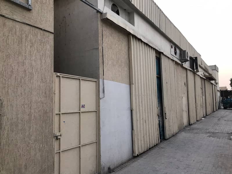 صناعيه للبيع بعجمان . الصناعيه الجديده مساحه /40000قدم مكونه من 8شبرات. . 11محل مؤجر. . 4شقق غرفتين وصاله. . 36 غرفه سكن عمال الدخل الحالي/مليون 200 الف صناعيه للبيع بعجمان . الصناعيه الجديده مساحه /40000قدم مكونه من 8شبرات. . 11محل مؤجر. . 4شقق غرفتين وصاله. . 36 غرفه سكن عمال الدخل الحالي/مليون 200 الف