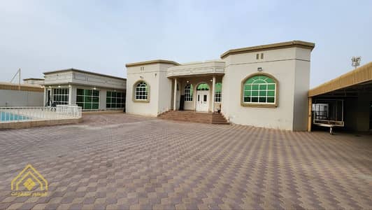 4 Bedroom Villa for Sale in Al Ramlah, Umm Al Quwain - For sale a villa, two annexes, and a swimming pool with an area of 16,800 feet