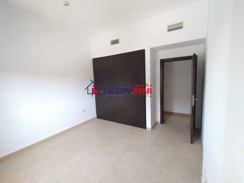 OPPOSITE TO SCHOOL AND GARDEN -  HUGE LAYOUT l BRIGHT 3 BEDROOM - CLOSE KITCHEN