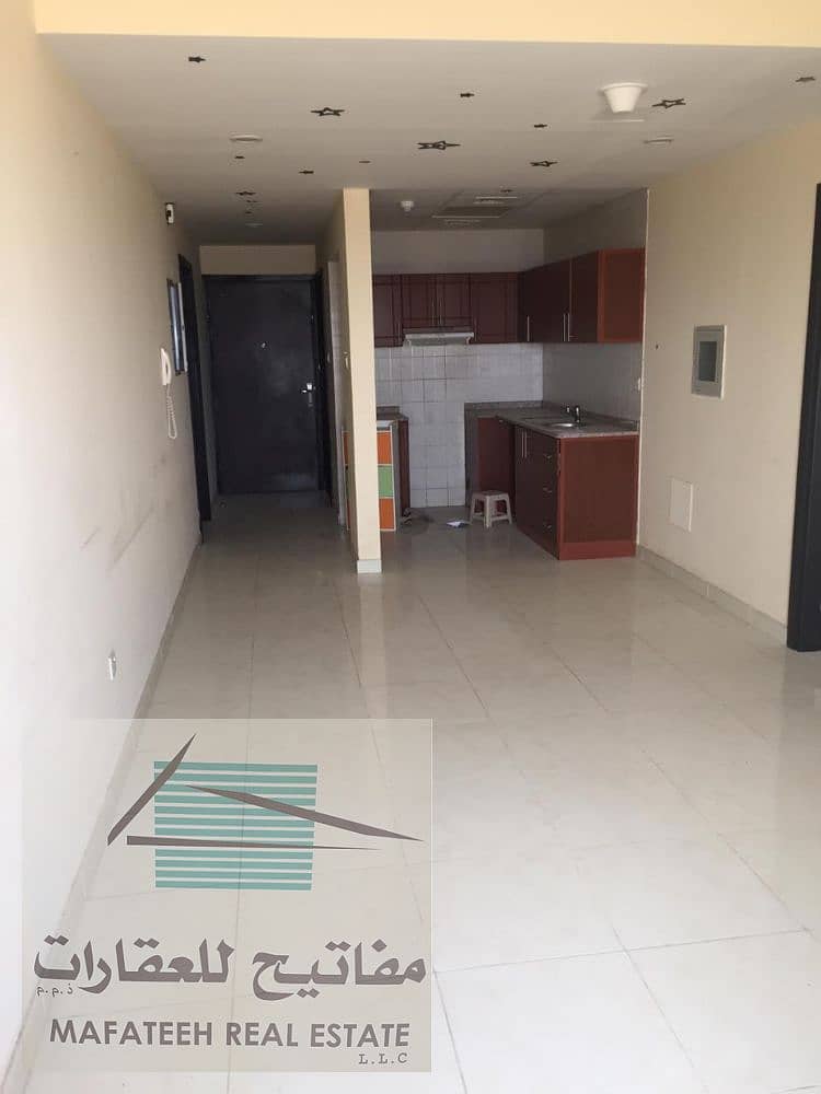 غرفة نوم واحدة مع غرفة دراسة شقة للإيجار في مدينة الإمارات بمساحة 12 ألف فقط مع شهر مجاني