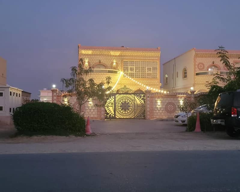Villa for sale in Ajman, Al Rawda area, residential and commercial

 Two floors


 Entirely stone faced

 An area of ​​5 thousand feet

 It consists of 5 master bedrooms, a living room, a living room, and air conditioners

 And areas for agriculture

 Spa