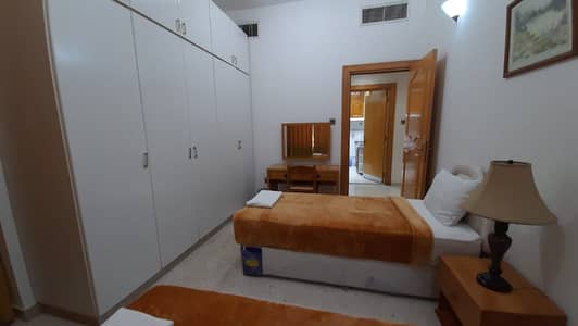 شقة 2 غرفة نوم للايجار في شارع الدفاع، أبوظبي - شقة في شارع الدفاع 2 غرف 7500 درهم - 7772556