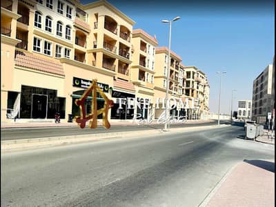 ارض تجارية  للبيع في روضة أبوظبي، أبوظبي - للبيع أرض تجارية بموقع مميز على زاوية وشارعين