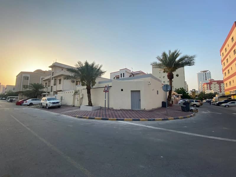 An Arab house for sale in Ajman, Al Nuaimiya 1 Divided into 3 houses  Section 4 rooms + 2 kitchen +