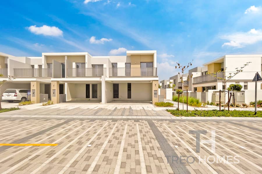 Pool Backing | Modern Interior | Vacant Pool Backing | Modern Interior | Vacant