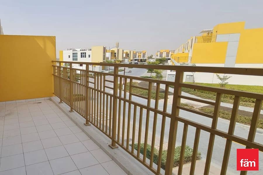 Vacant | Rooftop Terrace | good Location Vacant | Rooftop Terrace | good Location
