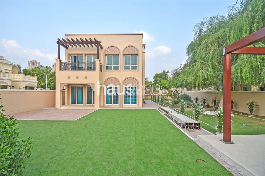 Corner | Vacant | Next to Large Park | Furnished Corner | Vacant | Next to Large Park | Furnished
