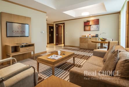 شقة فندقية 2 غرفة نوم للايجار في شارع الشيخ زايد، دبي - Living Room. jpg