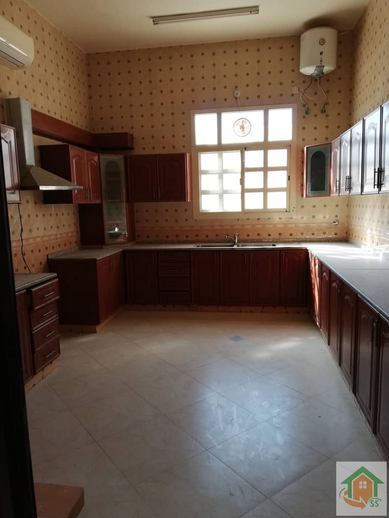 PROPER NEAT AND CLEAN EXCELLENT FIRST FLOOR FULL OF VILLA WITH SEPARATE ENTRANCE 3BHK WITH SEPARATE MAJLIS 4BATH BALCONY NEAR MAKHANI MALL AT MBZ 70K