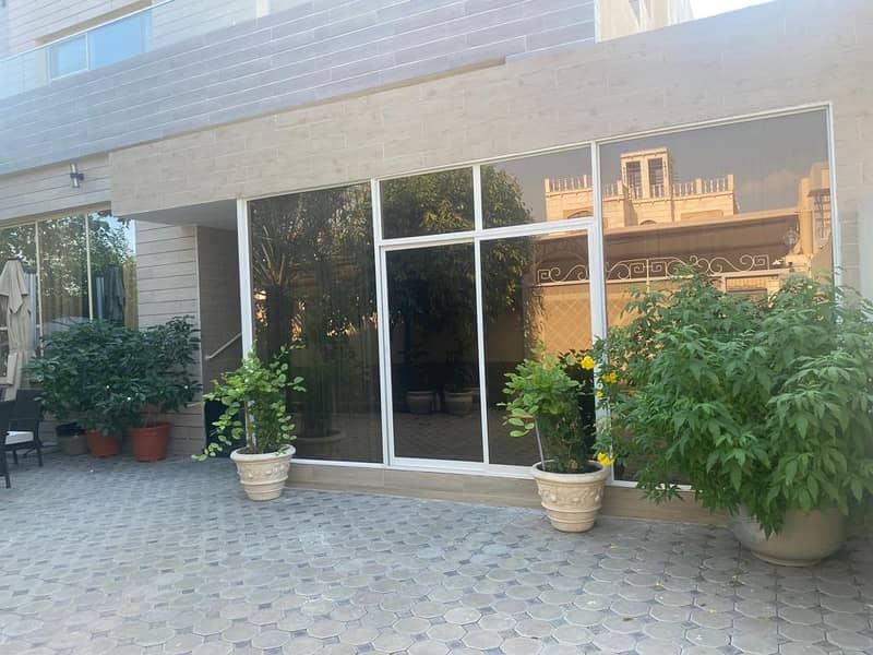 Villa for sale in Ajman, Al Mowaihat area, personal finishing

 Super deluxe

 Land area 5000 feet

 Consisting of

 5 master bedrooms

 And a sitting room and a hall with sinks

 And a maid's room

 Big monsters and car parks

 The villa is free for all