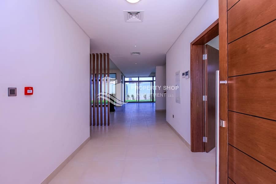 5 4-bedroom-villa-abu-dhabi-yas-island-west-yas-foyer. JPG