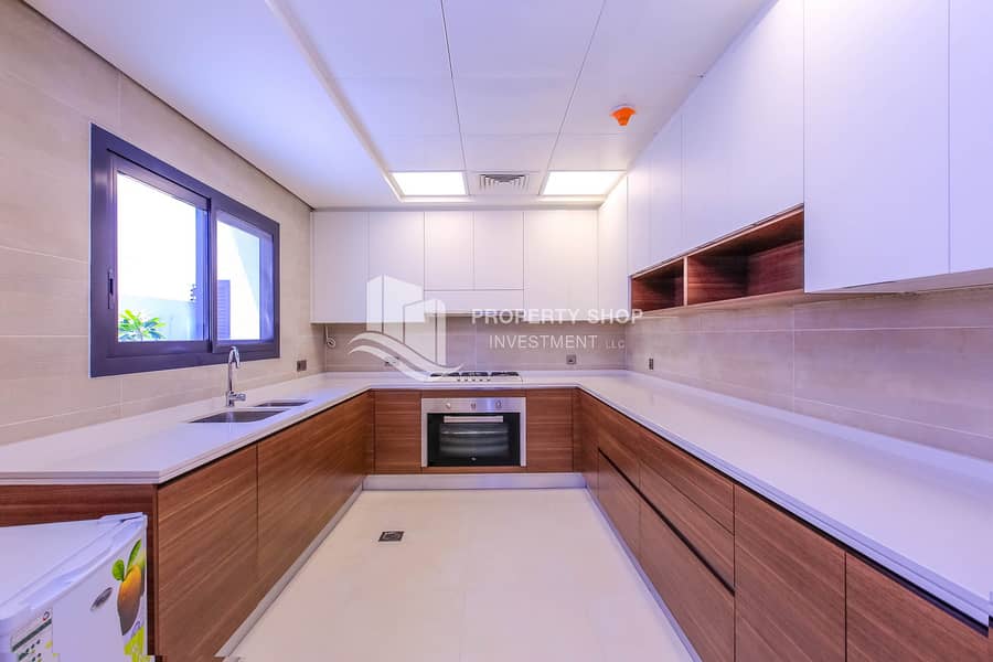 6 4-bedroom-villa-abu-dhabi-yas-island-west-yas-kitchen. JPG
