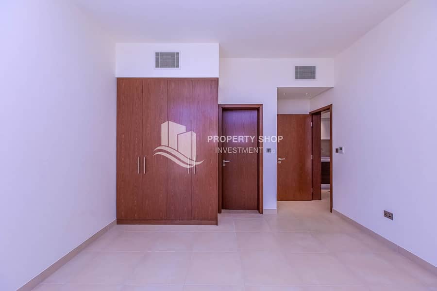 9 4-bedroom-villa-abu-dhabi-yas-island-west-yas-closet-2. JPG