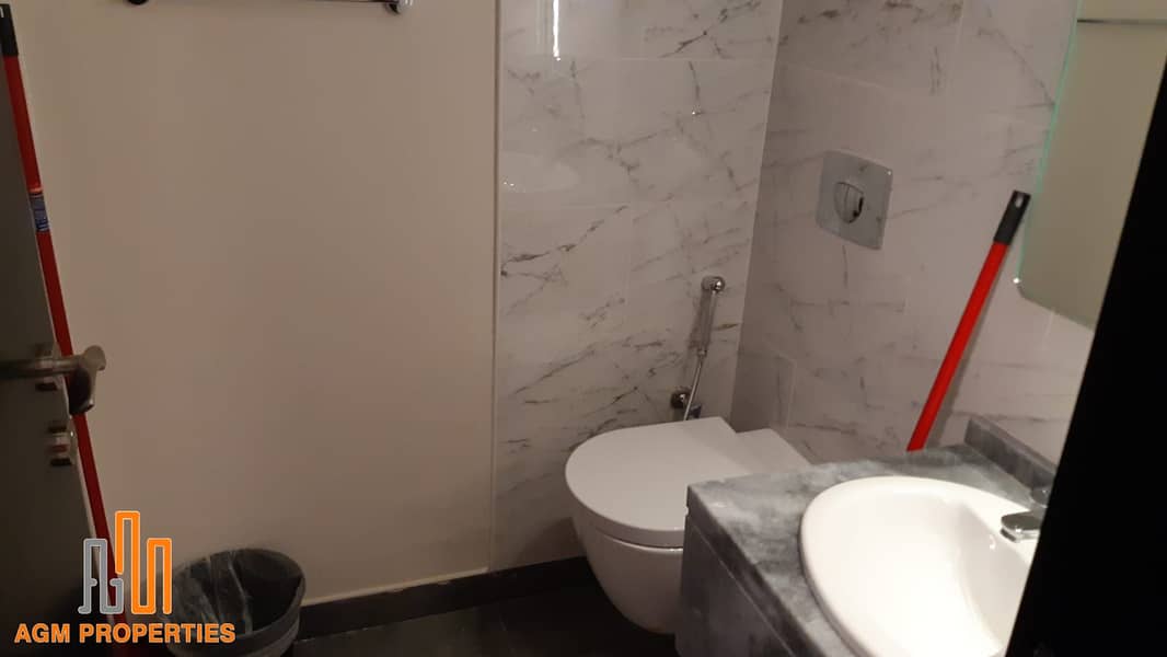 8 Mag 555 - Bathroom. jpg