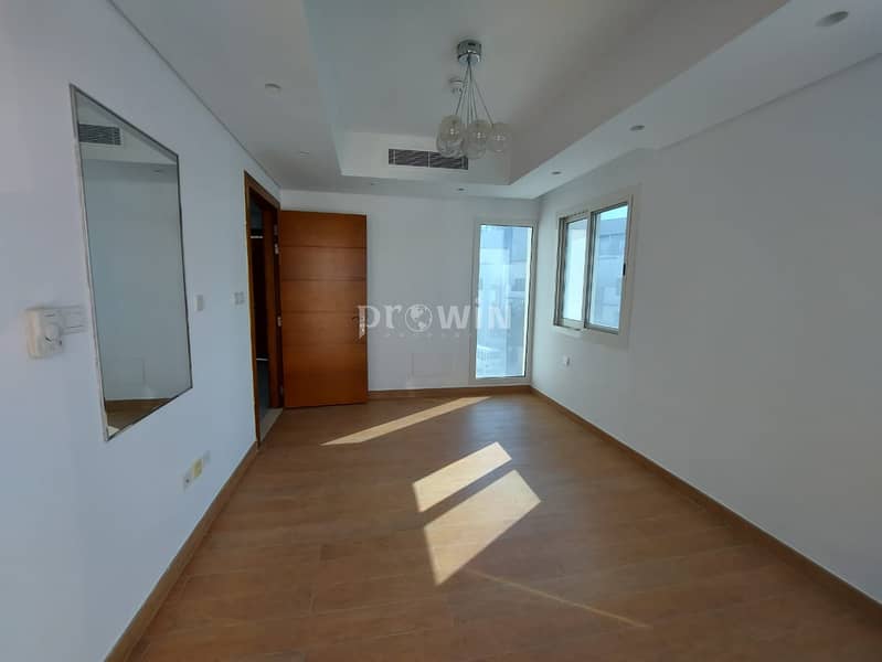 8 4 Bhk plus Maid Corner Villa with Huge Garden | Close to Exit and with Terrace in each Floors |