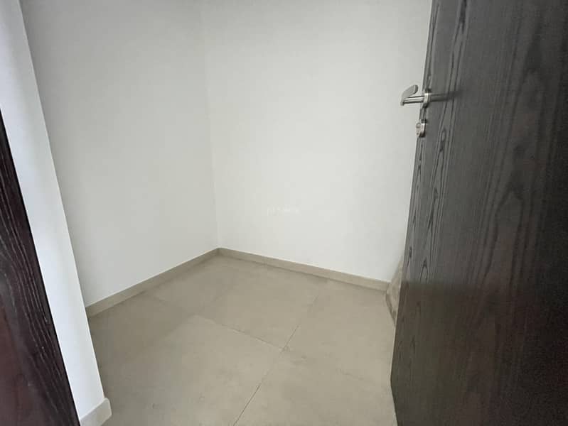 4 3 BEDROOM APARTMENT WITH CLOSED KITCHEN AND STORAGE ROOM