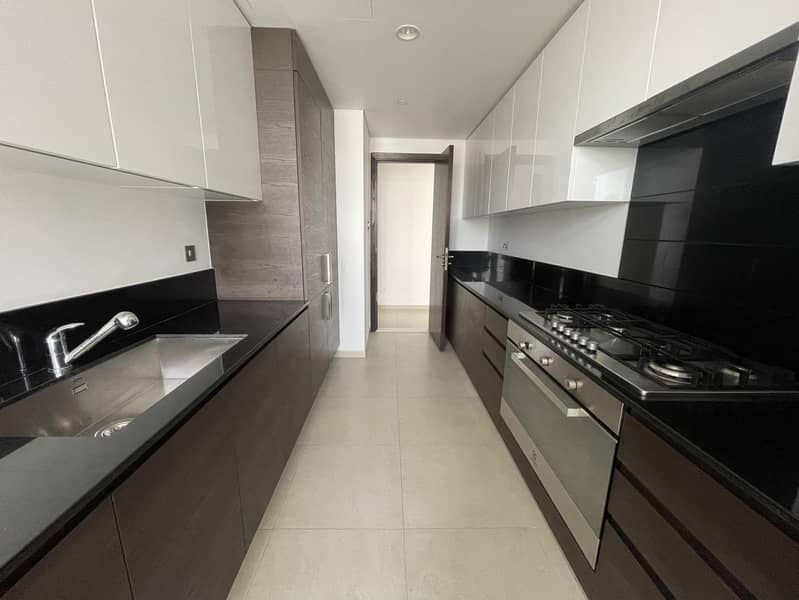 6 3 BEDROOM APARTMENT WITH CLOSED KITCHEN AND STORAGE ROOM