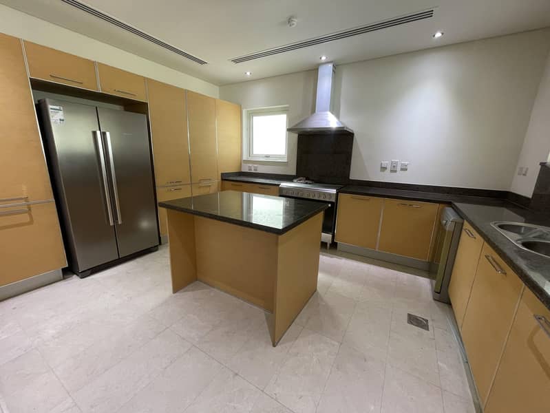16 ONE MONTH FREE!!! |  STUNNING 3 BEDROOM UNIT | CLOSE TO METRO STATION