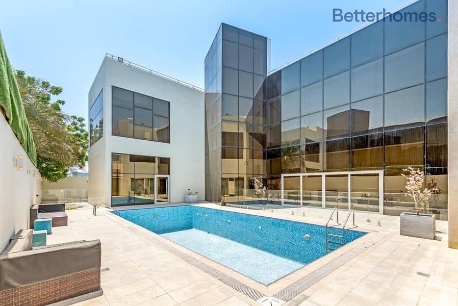 Modern I Private pool I Walk-in wardrobes Modern I Private pool I Walk-in wardrobes