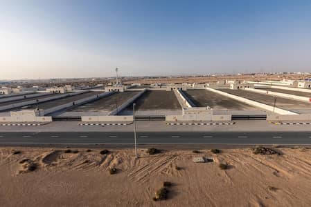 ارض صناعية  للايجار في مدينة الإمارات الصناعية، الشارقة - ساحة مفتوحة للايجار من المالك مباشرة - سوق الرخام والجرانيت والاحجار