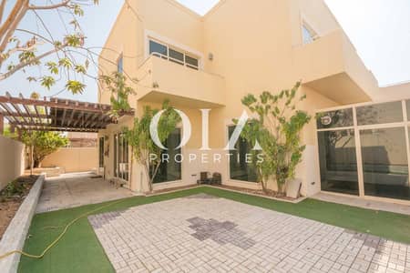 Beautiful corner and Spacious Villa that is vacant!